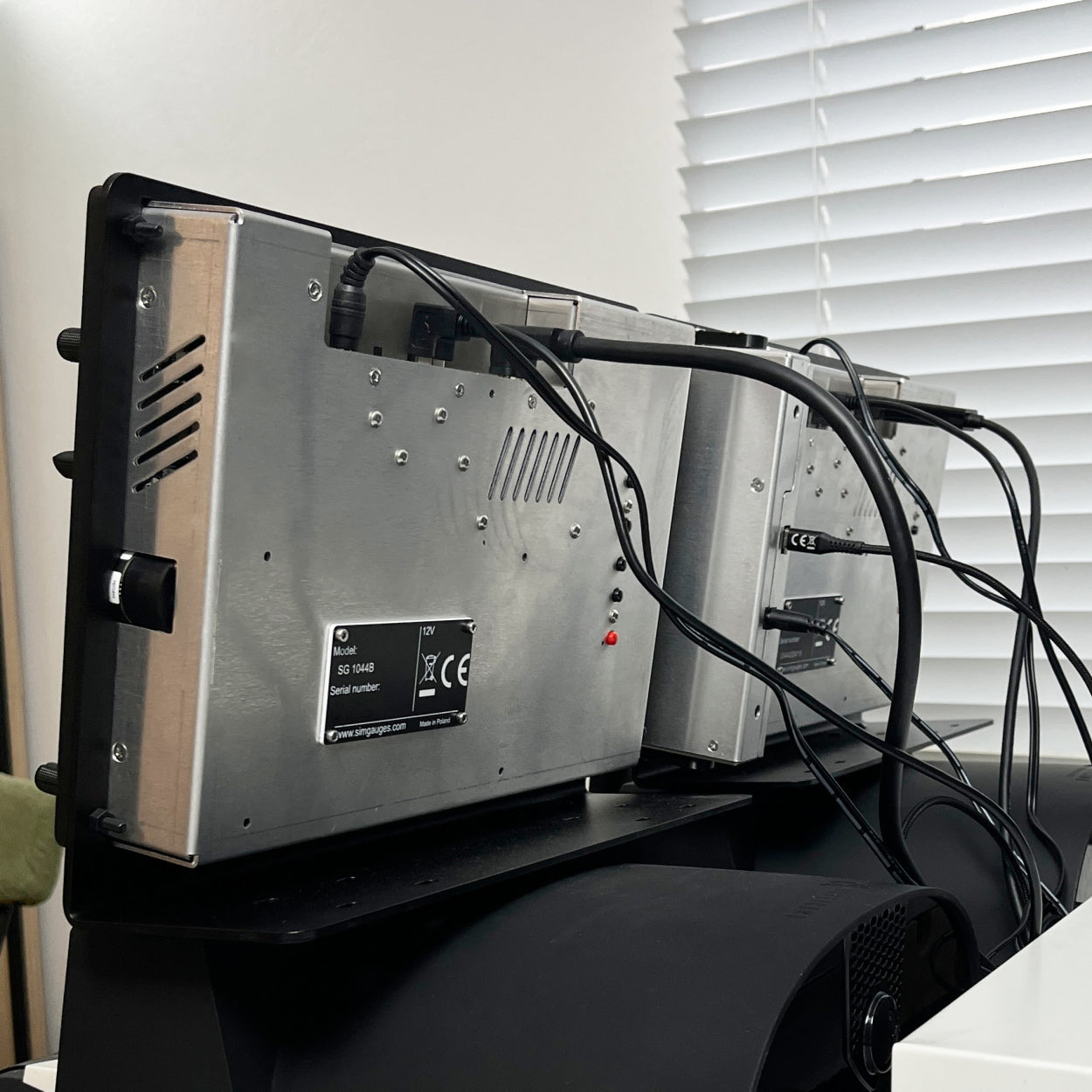 back_side_of_the_garmin_G1000_set_flight_simulator